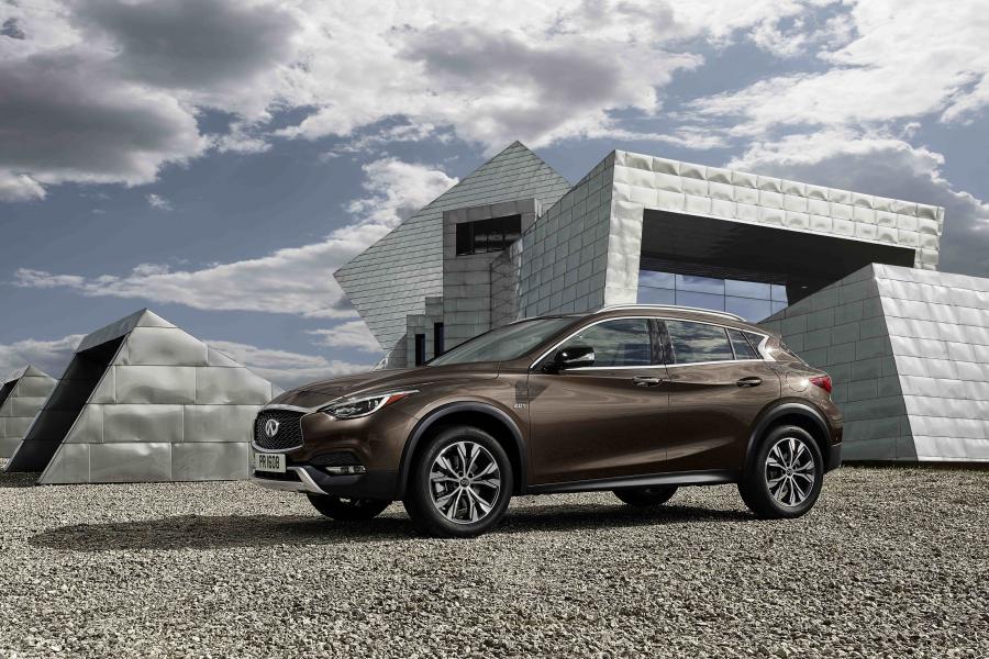  Infiniti QX30 2.0t AWD 2016 года  (фото 16 из 30)